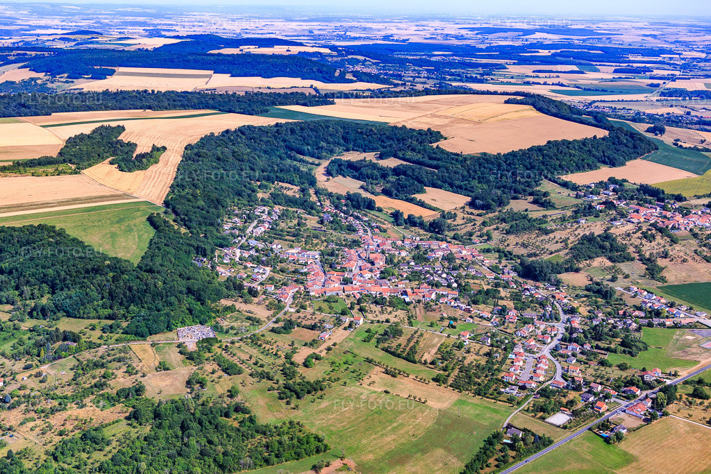 Vue aérienne: Vue de la ville depuis le sud à Bouxières-aux-Chênes dans le département Meurthe et Moselle, France.Photo: IMG_083211.jpg prise le 11/07/2015 par Werner Riehm/FLY-FOTO.euRésolution de l'original: 5390 x 3594 px