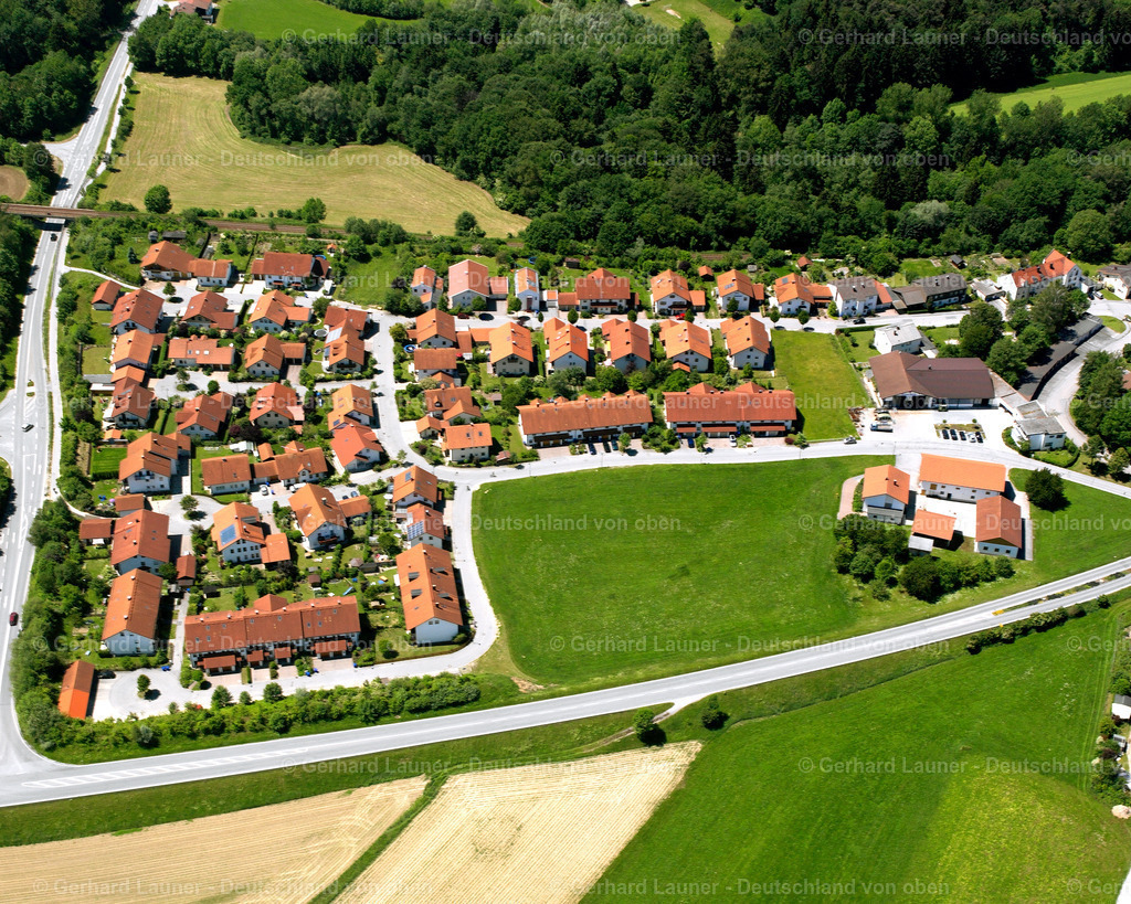 2600497 | BURGKIRCHEN AN DER ALZ 09.06.2006 Wohngebiet einer Einfamilienhaus- Siedlung  in Burgkirchen an der Alz im Bundesland Bayern, Deutschland // Single-family residential area of settlement  in Burgkirchen an der Alz in the state Bavaria, Germany Foto: Gerhard Launer
