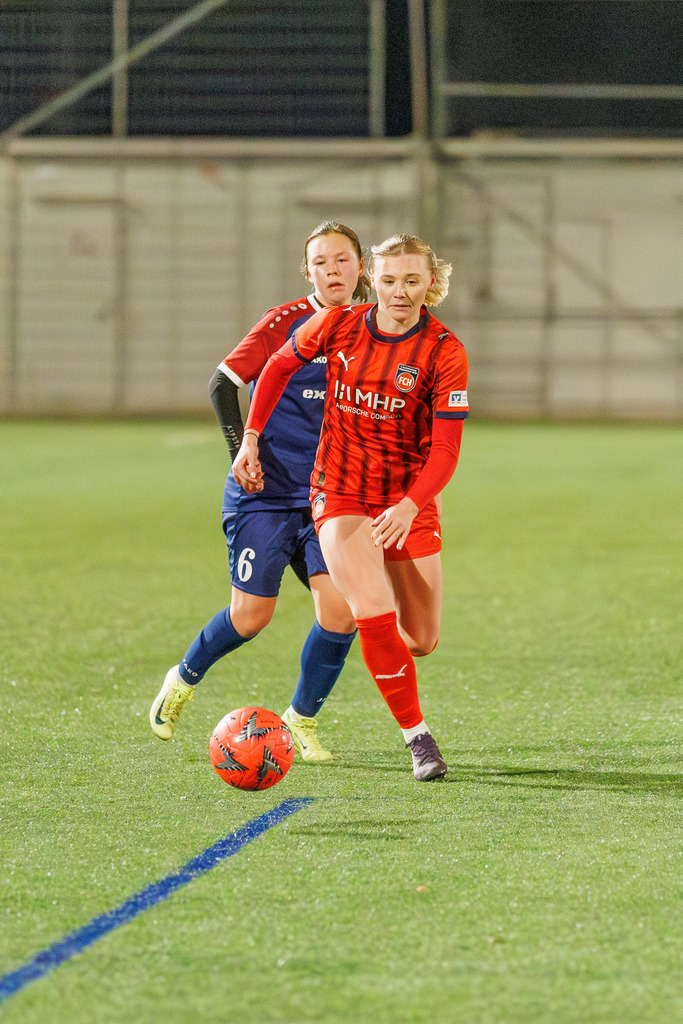 FCHFCE_251121_1591 | 1.FC Heidenheim 1846 II vs. FC Ellwangen II, Fußball, Frauen, Bezirksliga, 2025/2026, 10. Spieltag, 22.11.2025 in Heidenheim, Kunstrasen b. Voith-Arena West, Flutlichtspiel(Foto: Michael Bulling) - Realisiert mit Pictrs.com