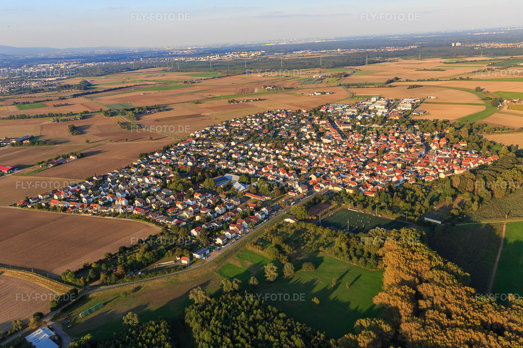 Luftbild: Ortsansicht aus Südwesten im Ortsteil Astheim in Trebur im Bundesland Hessen in Deutschland. Foto: IMG_094663.jpg vom 21.09.2016 durch Werner Riehm/FLY-FOTO.de