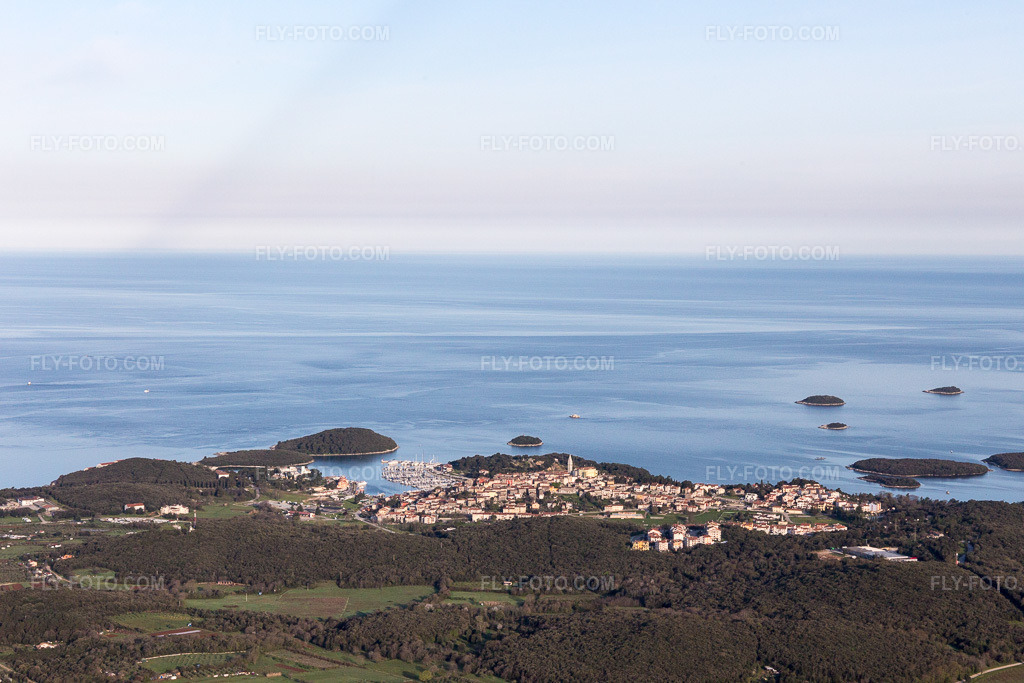 Aerial view: View of the town in Flengi in the state Gespanschaft Istrien, Croatia. – Photo: IMG_106302.jpg taken on 04/14/2018 by Werner Riehm/FLY-FOTO.com – Resolution of the original: 5472 x 3648 px
