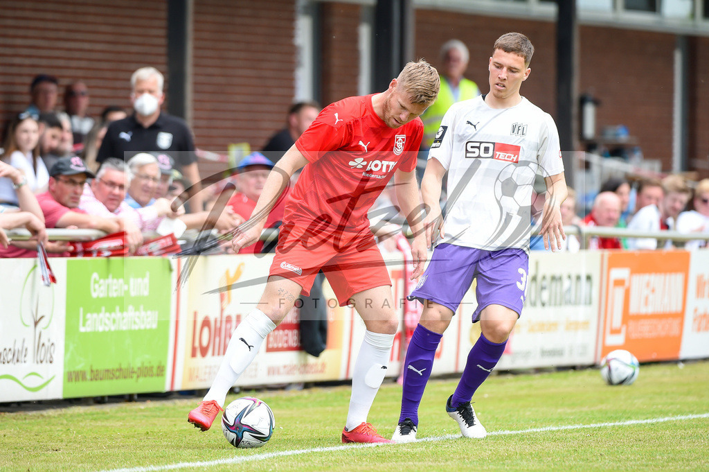 BSBOSN_20210626_0042 | Fussball, Herren: Jules Reimerink (TuS Bersenbrueck) und Luis Sprekelmeyer (VfL Osnabrueck) im Zweikampf beim Testspiel zwischen TuS Bersenbrueck und VfL Osnabrueck im Hasestadion am 26.06.2021 in Bersenbrueck, Deutschland. - Realisiert mit Pictrs.com