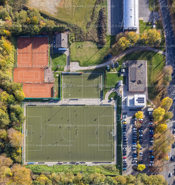 Hagen221016723 | Luftbild, Bezirkssportanlage Emst, Fußballspieler auf dem Feld, Freiwillige Feuerwehr Hagen Eppenhausen, Emst, Hagen, Ruhrgebiet, Nordrhein-Westfalen, Deutschland