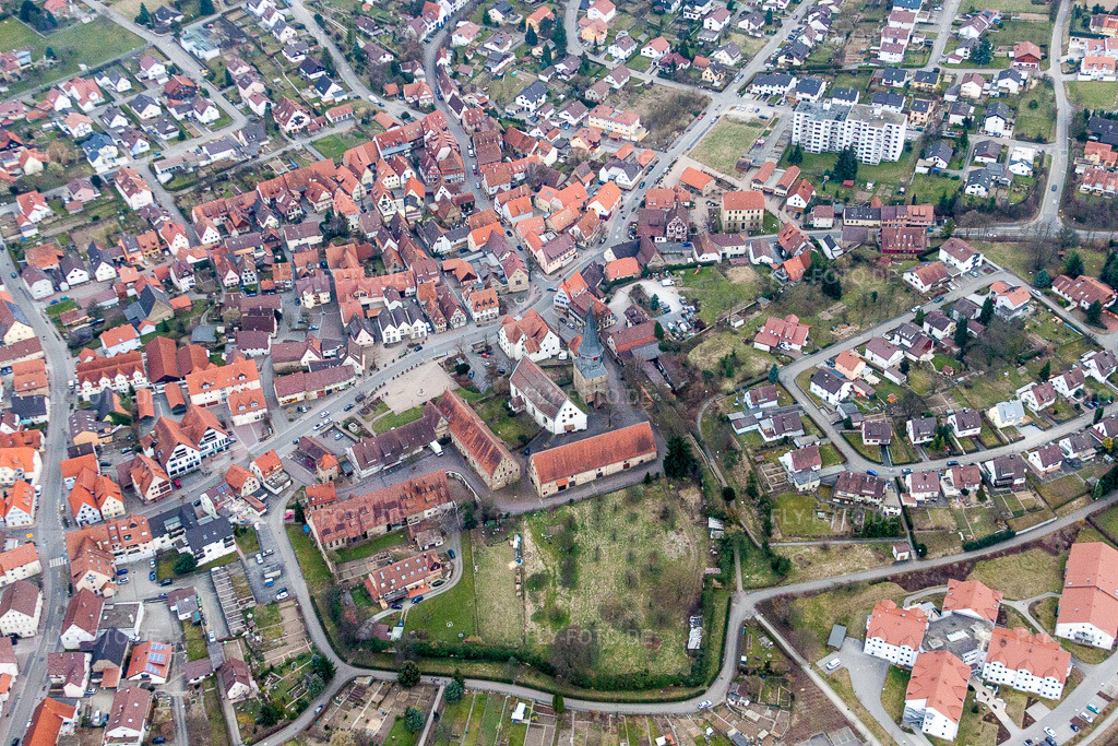 Luftbild: Laurentiuskirche, des Gemeindehause und des Hexenturms in Oberderdingen im Bundesland Baden-Württemberg in Deutschland. Foto: IMG_38252.jpg vom 12.03.2011 durch Werner Riehm/FLY-FOTO.de