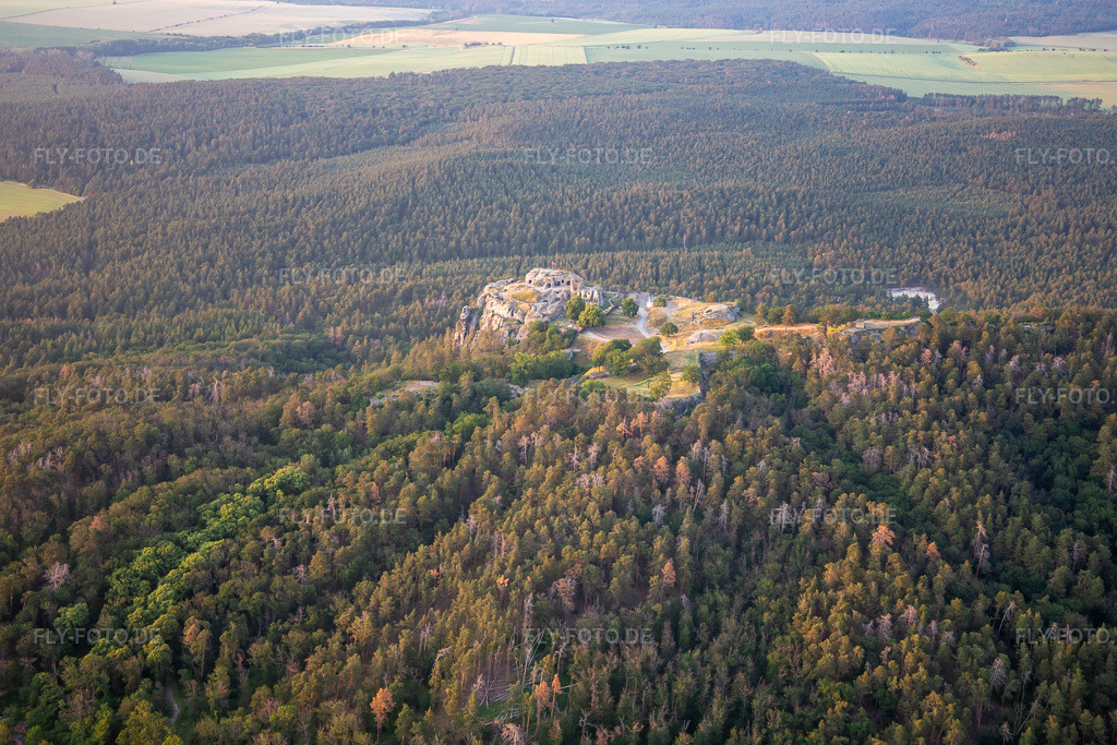 Luftbild: Burg und Festung Regenstein in Blankenburg im Bundesland Sachsen-Anhalt in Deutschland. – Foto: IMG_136578.jpg vom 17.06.2023 durch Werner Riehm/FLY-FOTO.de – Auflösung des Originals: 5472 x 3648 px – Blankenburg