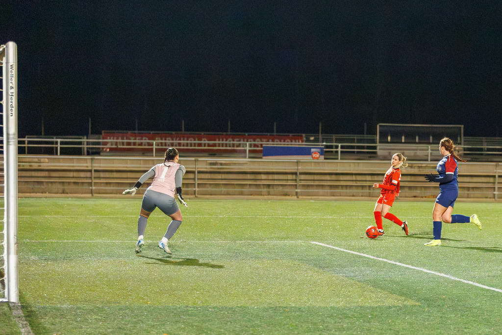 FCHFCE_251121_0698 | 1.FC Heidenheim 1846 II vs. FC Ellwangen II, Fußball, Frauen, Bezirksliga, 2025/2026, 10. Spieltag, 22.11.2025 in Heidenheim, Kunstrasen b. Voith-Arena West, Flutlichtspiel(Foto: Michael Bulling) - Realisiert mit Pictrs.com
