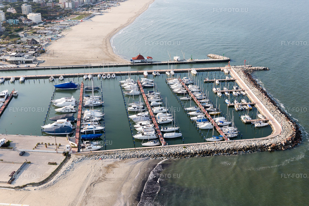 Vue aérienne: Vue de la ville à Cervia dans le département Ravenna, Italie. Photo: IMG_098456.jpg prise le 05/04/2017 par Werner Riehm/FLY-FOTO.eu – Résolution de l'original: 5472 x 3648 px
