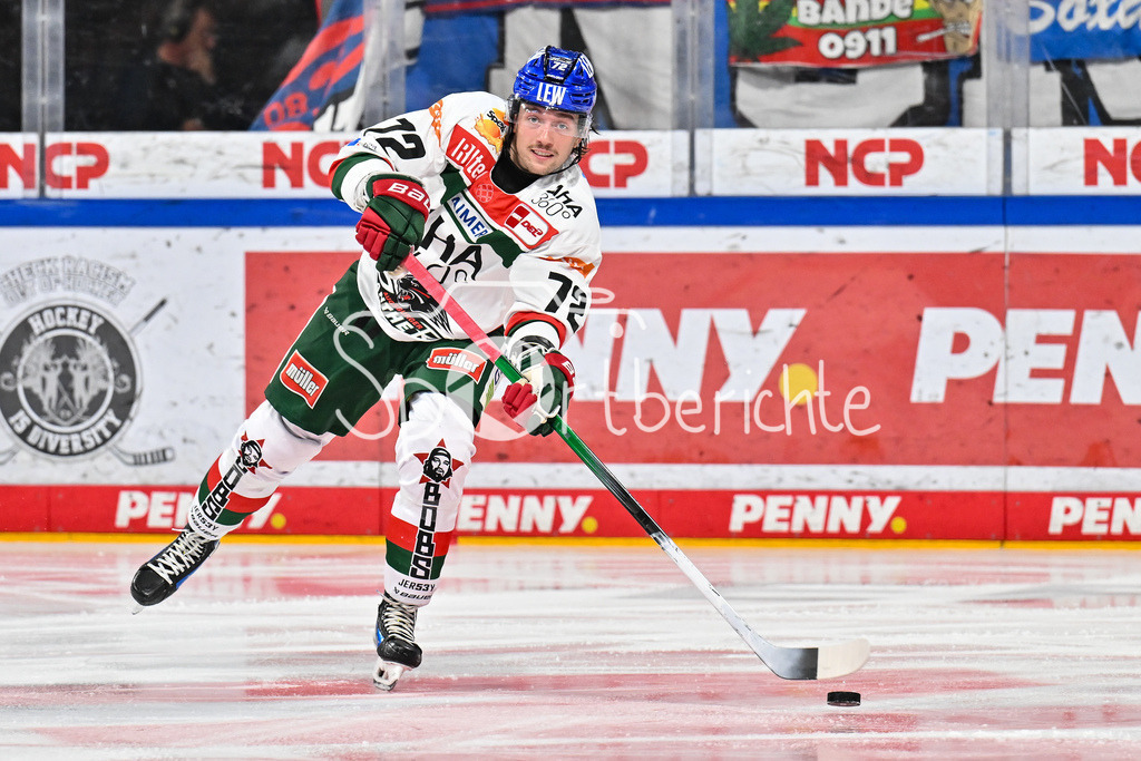 Nürnberg Ice Tigers - Augsburger Panther | am Puck Riley McCOURT (Augsburger Panther #72) / Freisteller / einzelfoto / Deutsche Eishockey Liga: Nürnberg Ice Tigers - Augsburger Panther, Arena Nürnberger Versicherung am 22.09.2024