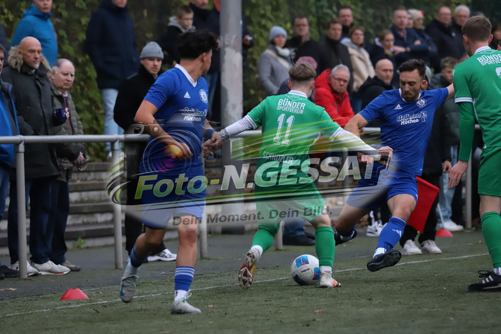 Bünder SV - TuS Bruchmühlen | Auf dem Bild zu sehen: grün Bünder SV: Felix Schnitzler ; blau TuS Bruchmühlen v.l.: Firat Fidan, Kevin JoerendBünder SV, TuS Bruchmühlen, Saison 25/26, Kreisliga A, Bünde, Deutschland - Realisiert mit Pictrs.com