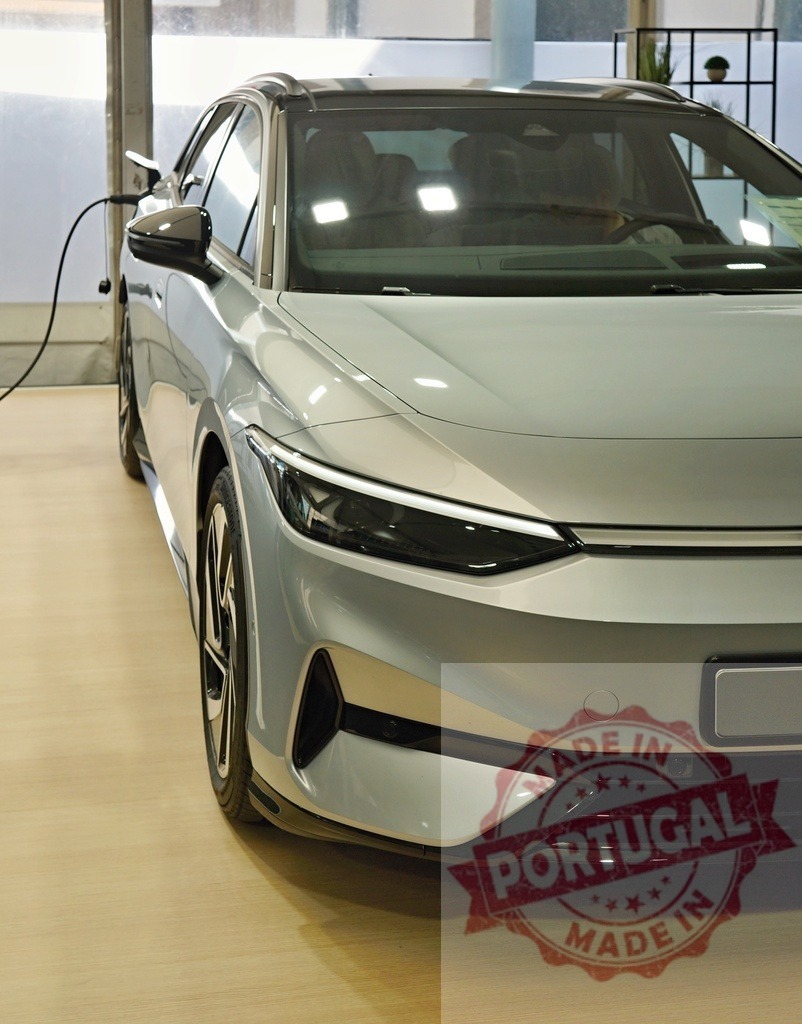 Electric vehicle charging battery during sustainable transport movement | Electric car parked and charging battery for eco-friendly urban driving - Realisiert mit Pictrs.com