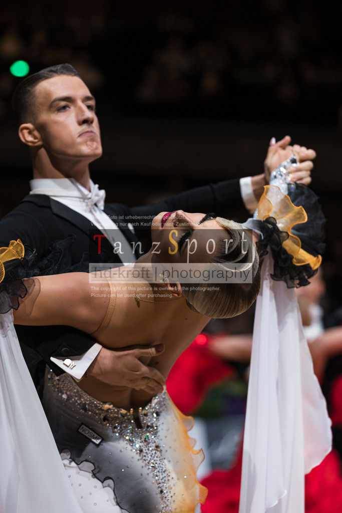 20250820_WDSF Standard Rising Stars R3-3255 | Tanzsportbilder, Standardtanz, Lateintanz, WDSF, DTV, LTVB, dancecomp, goc, hessen tanzt, blaues band der spree, walzer, tango, wiener walzer, slowfox, quickstepp, samba, rumba, cha-cha-cha, paso doble. jive, hd-kroft photography, turniertanzsport