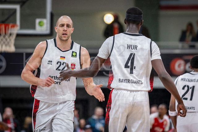Barmer 2. Basketball Bundesliga ProA: Bayer Giants Leverkusen vs. RheinStars Koeln, 04.04.26 | Leverkusen, 04.04.26 - Dennis Heinzmann (Bayer Giants Leverkusen, 22) und Lok Lol Wur (Bayer Giants Leverkusen, 4) während des Spiels der Barmer 2. Basketball Bundesliga ProA: Bayer Giants Leverkusen vs. RheinStars Koeln in der Ostermann Arena in Leverkusen.