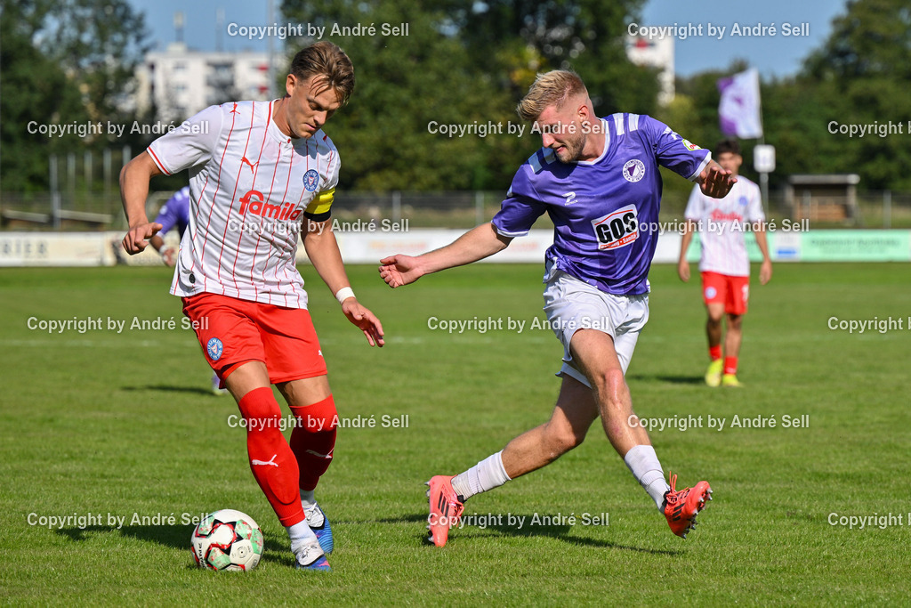VfR Neumünster vs Holstein Kiel II | Nils Drauschke (VfR #10) vs Rene Guder (Holstein #8) / Fußball-Oberliga Männer 2026/2027 / VfR Neumünster vs Holstein Kiel II / Grümmi-Arena / Neumünster / 27.09.26 - Realisiert mit Pictrs.com