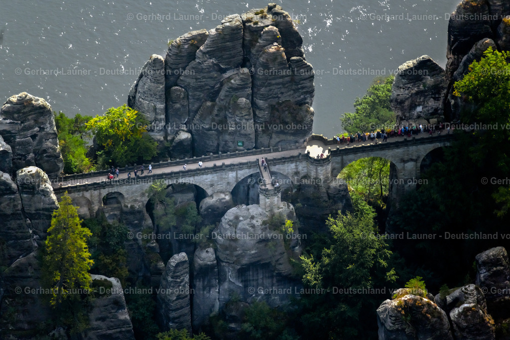 4060740 | RATHEN 07.09.2021 Brückenbauwerk der Basteibrücke vom Ferdinandstein in Rathen im Bundesland Sachsen. Die Bastei ist eine Felsformation mit Aussichtsplattform in der Sächsischen Schweiz am rechten Ufer der Elbe auf dem Gebiet der Gemeinde Lohmen zwischen dem Kurort Rathen und Stadt Wehlen. // Bridge construction of the Bastei Bridge in Rathen in the state Saxony. Foto: Gerhard Launer