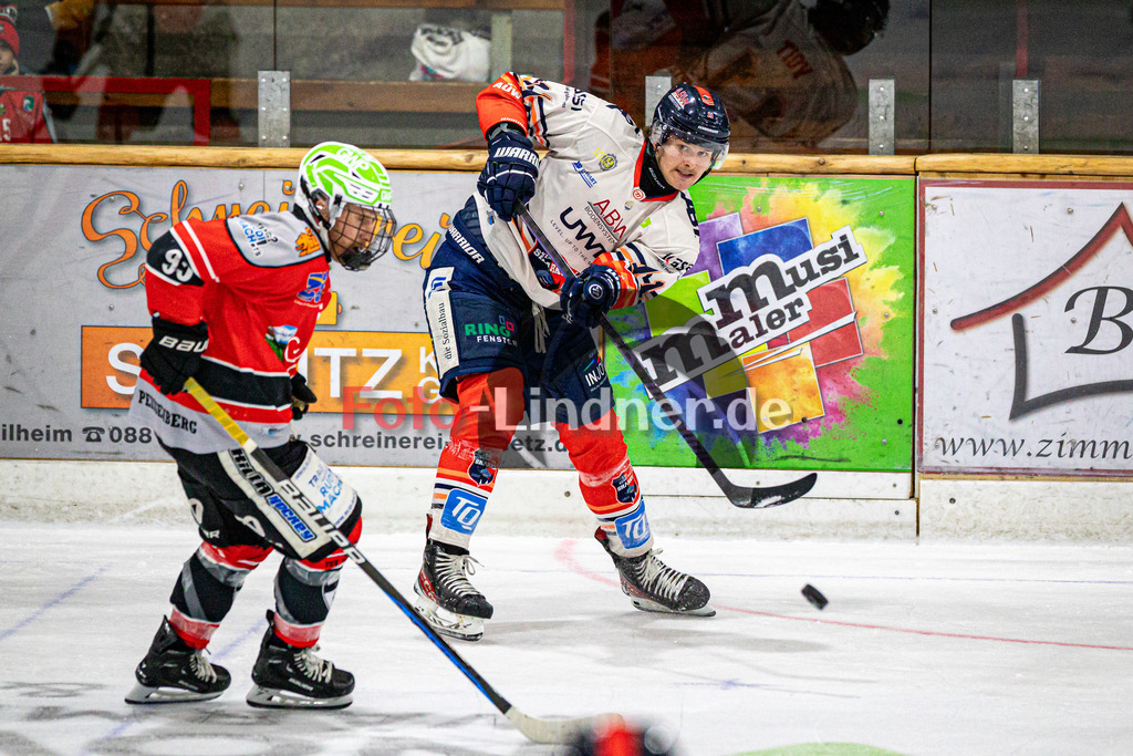 TSV Peißenberg MINERS vs ESC Kempten SHARKS | Eishockey Bayernliga Herren Vorrunde 2024/2025, TSV Peißenberg MINERS vs ESC Kempten SHARKS, 20241018,Markus WALTER (SHARKS 11) in Aktion,2024-10-18 in Peißenberg (Eisstadion)Markus WALTER (SHARKS 11)Copyright: WolfgangxLindner foto-lindner.de