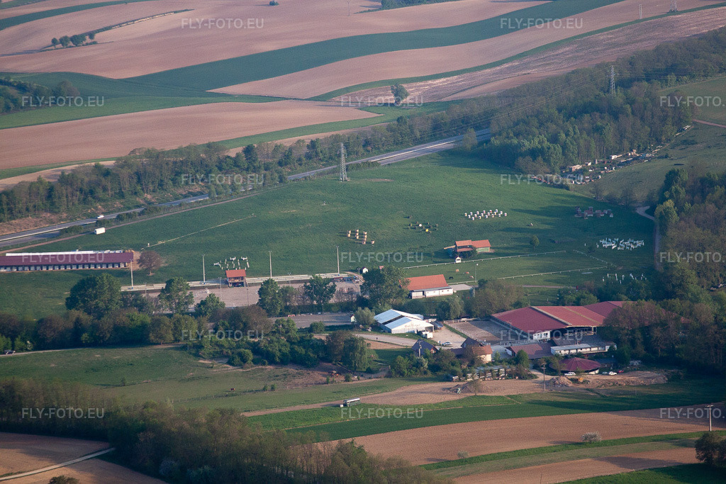 Vue aérienne: Haras de la Née à Mothern dans le département Bas Rhin, France – .Photo: IMG_40331.jpg prise le 22/04/2011 par Werner Riehm/FLY-FOTO.eu – Résolution de l'original: 4752 x 3168 px