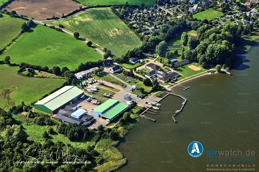 Luftbild Ostseefjord Schlei, Borgwedel, DJH Jugendherberge Borgwedel | Die DJH Jugendherberge Borgwedel liegt direkt am Ostseefjord Schlei in Schleswig-Holstein und bietet ein 4 Hektar großes Außengelände mit vielfältigen Freizeitmöglichkeiten. Dazu gehören eine eigene Badestelle mit Steg, ein Kinderspielplatz, Beachvolleyball- und Basketballfeld, Tischtennis, Lagerfeuerplatz und eine grillbare Hütte mit Blick auf den Fjord. Links: Schrader Marina Schlei GmbH ist ein etablierter Marinaservice und Bootsbetrieb direkt an der Schlei in Borgwedel, Schleswig-Holstein. Das Unternehmen bietet umfassende Dienstleistungen für Yachtbesitzer, darunter Liegeplätze, Winterlager in Hallen, Slipanlagen, Bootsservice und Reparaturen.