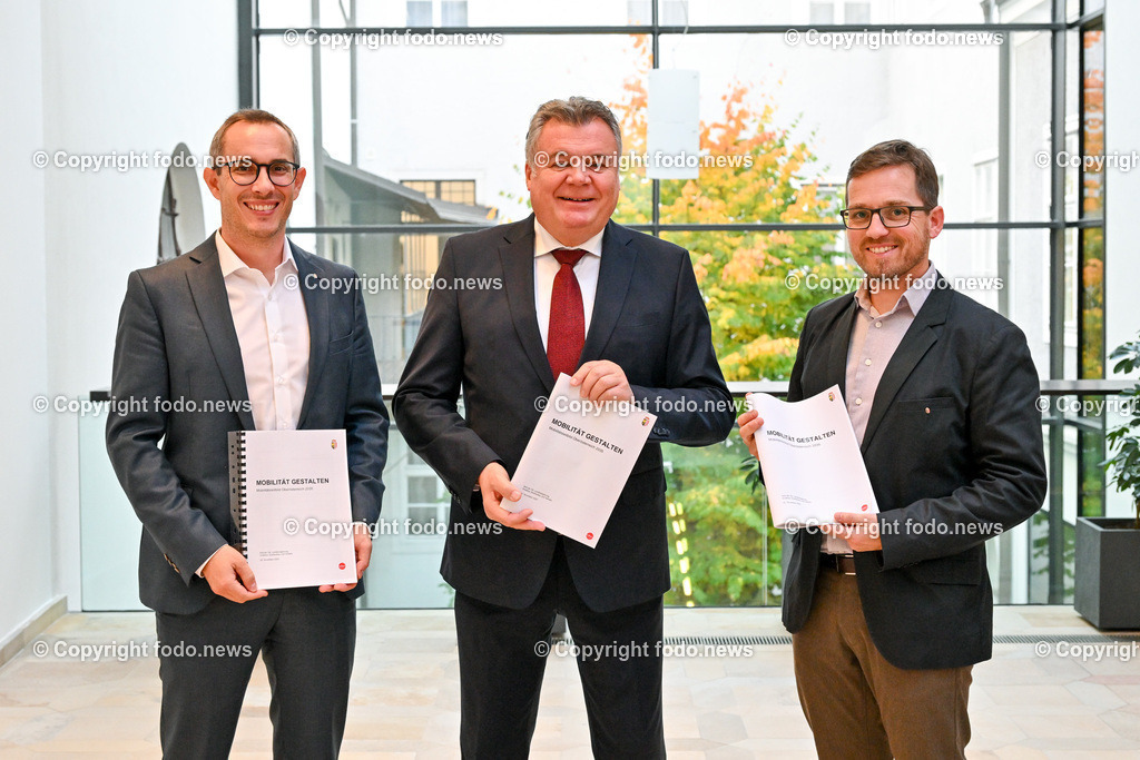 Pressekonferenz LR Guenther Steinkellner (FP)_ 09.11.2023-1 | 09.11.2023, Landhaus Linz, AUT, Pressekonferenz LR Guenther Steinkellner (FP), Mobilitaet gestalten - Vorstellung des Mobilitaetsleitbildes Ooe 2035, im Bild Martin Poecheim (Leiter der Direktion Straßenbau und Verkehr), LR Guenther Steinkellner (FP), Martin Pflegerl (Abteilung Gesamtverkehrsplanung und oeffentlicher Verkehr)



