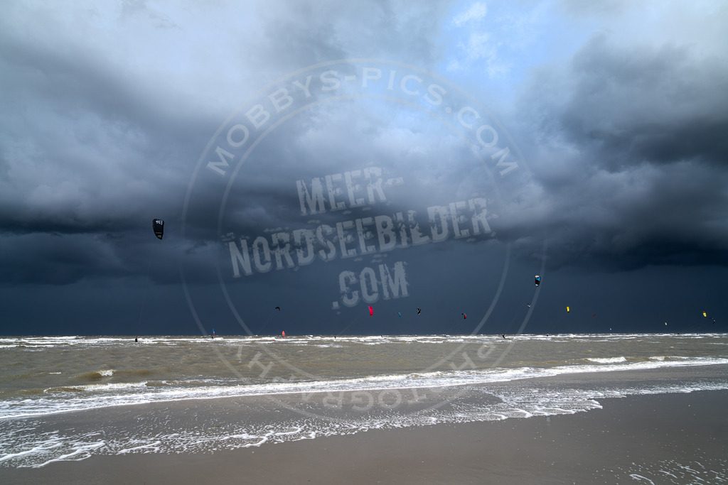 Kiter bei Unwetter 1 | kiten in St. Peter-Ording