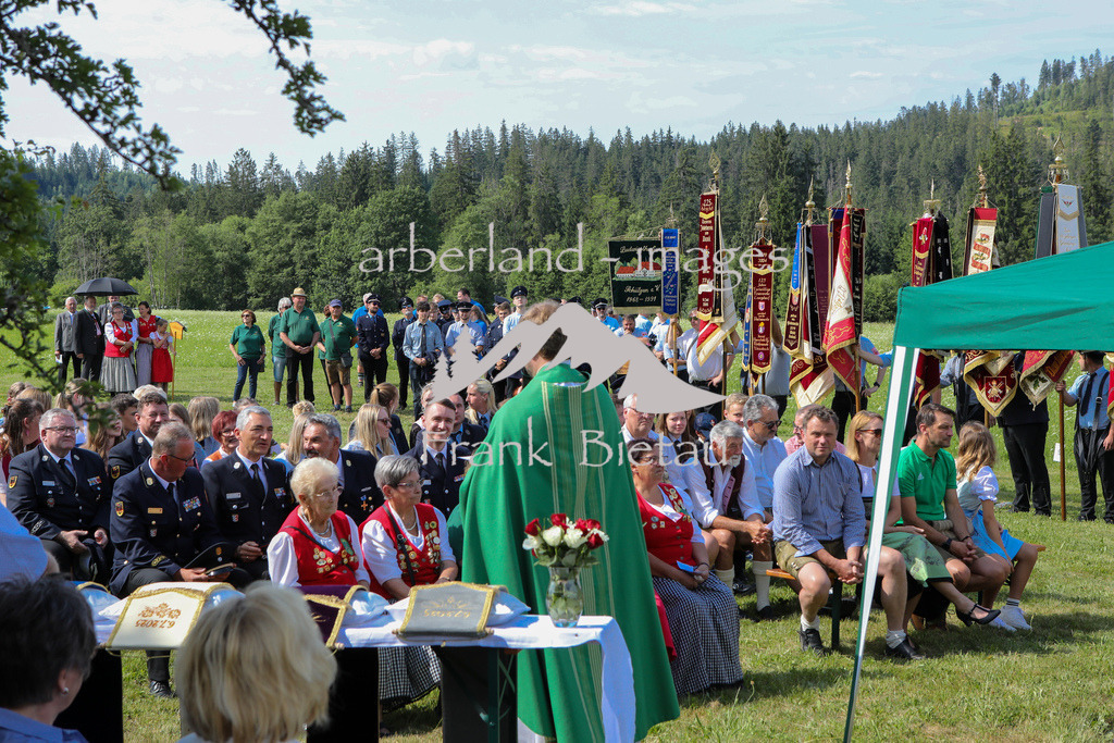 OE7A0334 | Feldgottesdienst hinter der Ludwigsthaler Kirche mit Segnung des neuen Fahrzeug der FFW