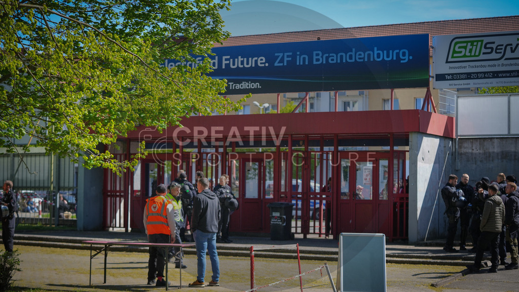 Fußball, Herren, Saison 2025/2026, Brandenburgliga, 23. Spieltag, Brandenburger SC Süd 05 vs. BSG Stahl Brandenburg, Samstag 25.04.2026, Werner-Seelenbinder-Sportplatz Brandenburg an der Havel | Fußball, Herren, Saison 2025/2026, Brandenburgliga, 23. Spieltag, Brandenburger SC Süd 05 vs. BSG Stahl Brandenburg, Samstag 25.04.2026, Werner-Seelenbinder-Sportplatz Brandenburg an der Havel, Im Bild: Ein Blick auf den Haupteingang (Heimeingang) des Werner-Seelenbinder-Sportplatz - Realisiert mit Pictrs.com