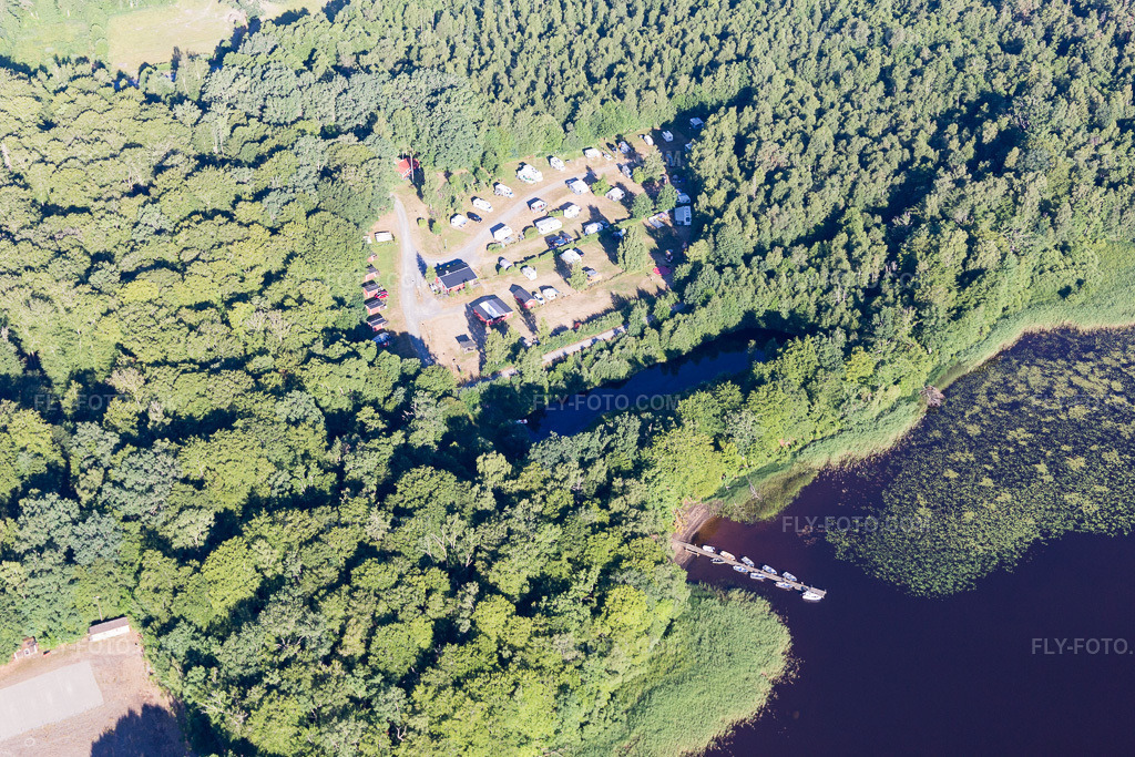 Aerial view: View of the town in Torne in the state Kronoberg, Sweden. – Photo: IMG_108161.jpg taken on 06/28/2018 by Werner Riehm/FLY-FOTO.com – Resolution of the original: 5472 x 3648 px