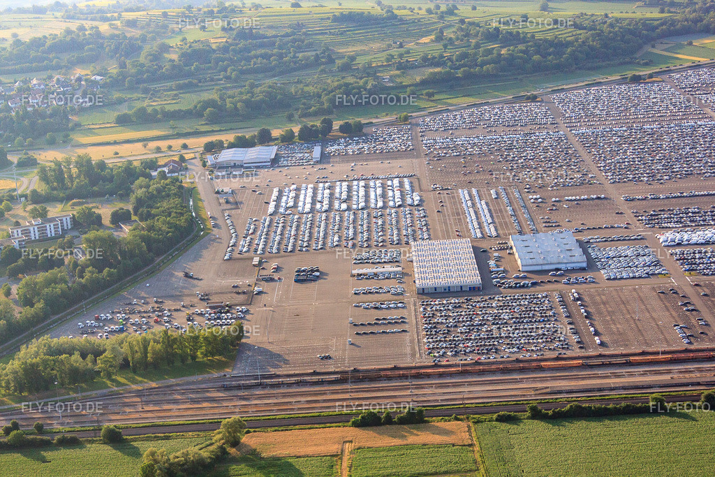 Halle der Mercedes-Benz AG auf dem Parkplatz  der MOSOLF Logistics & Services GmbH, Niederlassung Kippenheim https://www.mosolf-group.com/standorte/77971kippenheim/ | Luftbild: Halle der Mercedes-Benz AG auf dem Parkplatz  der MOSOLF Logistics & Services GmbH, Niederlassung Kippenheim https://www.mosolf-group.com/standorte/77971kippenheim/ in Kippenheim im Bundesland Baden-Württemberg in Deutschland. Foto: IMG_68111.jpg vom 19.06.2014 durch Werner Riehm/FLY-FOTO.de - Realisiert mit Pictrs.com