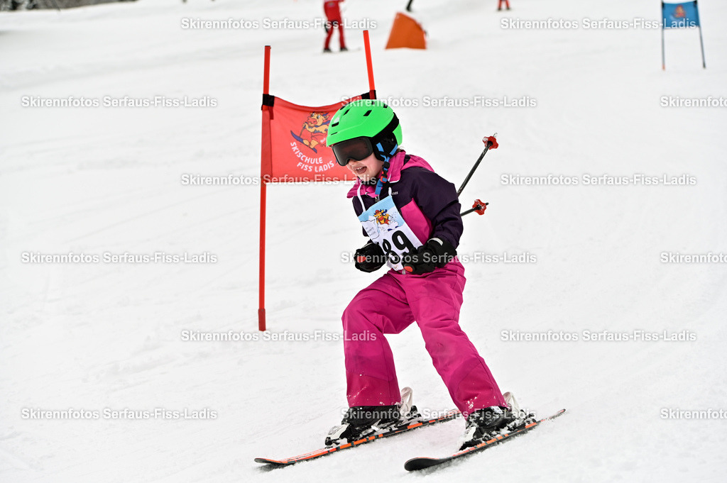 SRF_20.02.2026_0956 | Skirennfotos,Serfaus,Fiss,Ladis,Kinderskirennen,Winter,Tirol,Oberland,skirace,SFL,feelfree,weil wir's genießen,ski,Ski,skifahren,Sonnenplateau, - Realisiert mit Pictrs.com