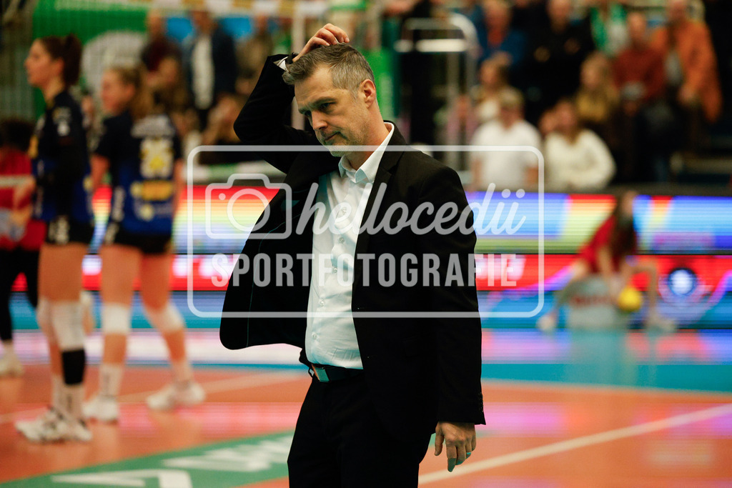 Volleyball I Frauen I Saison 2025-2026 I Bundesliga I 17. Spieltag I USC Münster - VfB Suhl LOTTO Thüringen I 07.02.2026-89 | Laszlo Hollosy (Cheftrainer, VfB Suhl LOTTO Thüringen) - Realisiert mit Pictrs.com