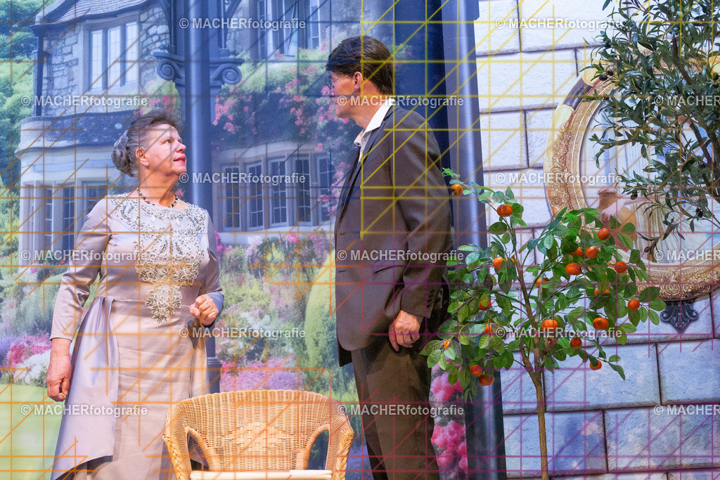 390_MFL-2025 | Portraitbilder von Regisseur; Darsteller; Techniker; Maske; Kostüme; Chor; Musiker; Bilderserie der Generalprobe und der Premierenvorstellung, Szenenbilder; Ausdrucksstudien; Bühnenüberblick; Bühnenkulissen; Pressefotos inkl. Redaktionsfoto Darstellergruppe.