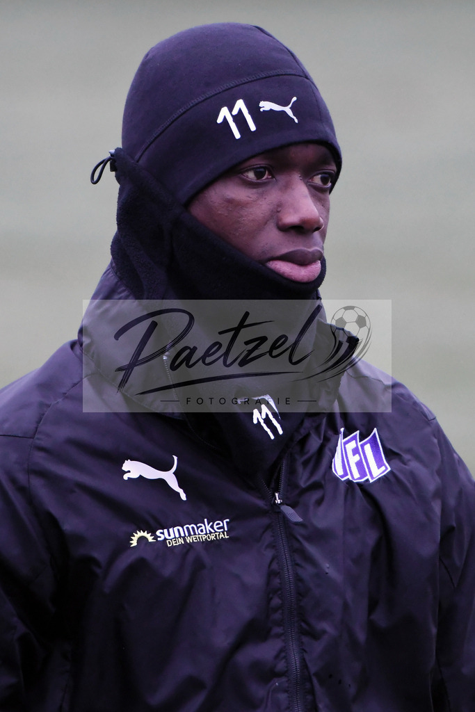 20200125_TRAOSN_0001 | Fußball, Herren: Assan Ceesay (VfL Osnabrück) schaut beim Training des VfL Osnabrück am 25.01.2020 im Sportpark Illoshöhe in Osnabrück, Deutschland.(Foto von Nico Paetzel) - Realisiert mit Pictrs.com