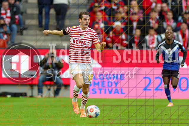 1. FC Köln vs Hamburger SV - 1. Bundesliga  | Köln, Deutschland, 02.11.25:   Jakub Kaminski (1. FC Köln) in Aktion am Ball, Einzelaktion waehrend des Spiels der Bundesliga zwischen  1. FC Köln vs Hamburger SV in der RheinEnergieStadion(Foto von Brauer-Fotoagentur / Adrian Schlueter)