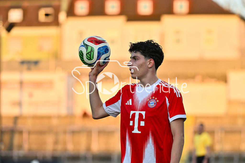 FC Bayern Amateure - SpVgg Ansbach | MUNICH, GERMANY - 17. APRIL: beim Einwurf Deniz OFLI (FC Bayern München II 3) / Einzelfoto / Freisteller während dem Match zwischen den Amateuren des FC Bayern München und der SpVgg Ansbach am 29. Spieltag der Regionalliga Bayern im Grünwalder Stadion
