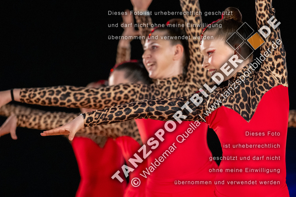 20250504-01039 | Hier finden Sie Tanz Bilder vom Latein und Standard Formationen tanzen. Sportbilder vom Tanzsport. Schöne Fotos und von Weltmeisterschaft, Europameisterschaft, Bundesliga, Regionalliga, Oberliga und Landesliga sowie von GOC Stuttgart, DanceComp, WM Bremen