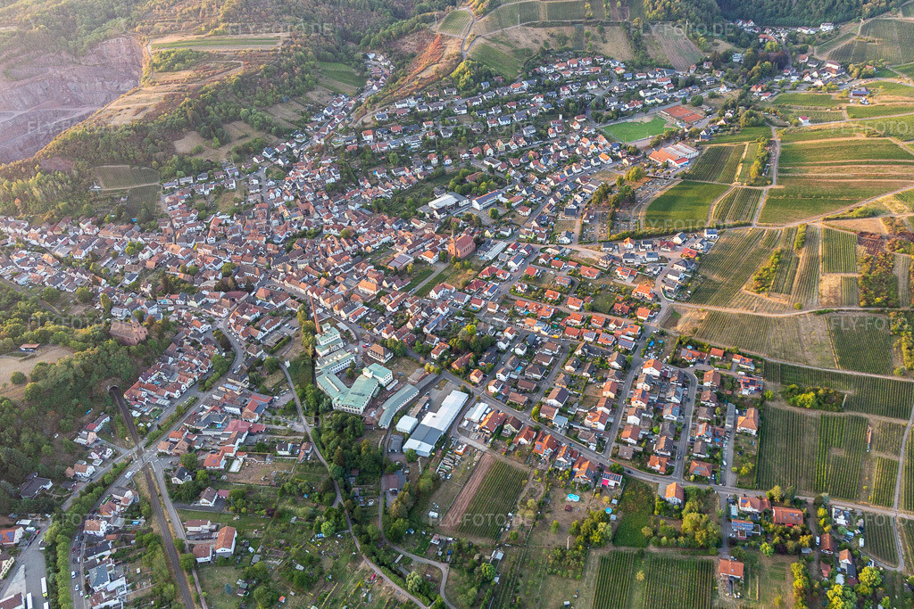 Luftbild:  in Albersweiler im Bundesland Rheinland-Pfalz in Deutschland. Foto: IMG_134227.jpg vom 28.08.2022 durch Werner Riehm/FLY-FOTO.deWWW.ALBERSWEILER.DE