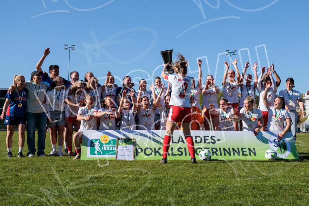 Gipfeltreffen der Frauen: Finale um den Sachsenlotto Landespokal 2026 | Am 1. Mai 2026 trafen im Endspiel des Sachsenlotto Landespokals die Frauen des Chemnitzer FC und die zweite Mannschaft von RasenBallsport Leipzig aufeinander. Vor stimmungsvoller Kulisse kämpften beide Teams ab 15:00 Uhr um die begehrte Trophäe des sächsischen Fußballs. Diese Galerie zeigt die Highlights, packende Zweikämpfe und die emotionalsten Momente des Finaltags. - Realisiert mit Pictrs.com