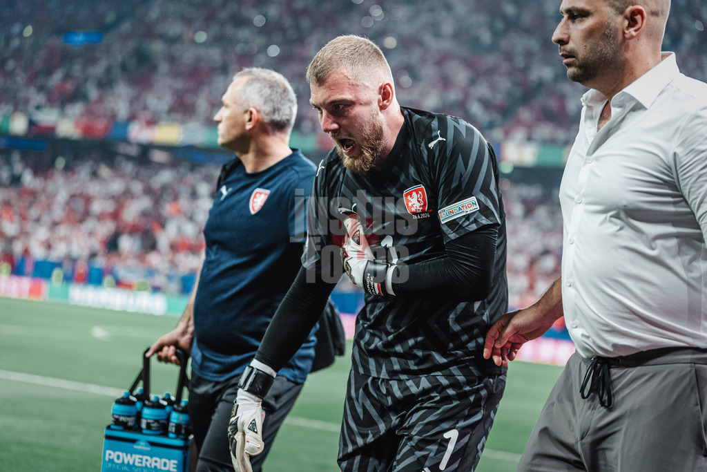 Fußball | Herren | UEFA-Fußball-Europameisterschaft 2024 | Gruppe F | Tschechien vs. Türkei | 26.06.2024 | Torwart Jindrich Stanek (#1, Tschechien) wird verletzt vom Feld geführt