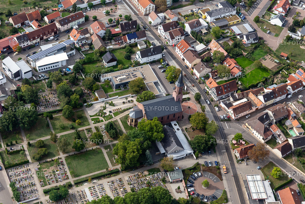 Grabreihen auf dem Gelände des Friedhofes der Ev. Kirche Linkenheim in Linkenheim | Luftbild: Grabreihen auf dem Gelände des Friedhofes der Ev. Kirche Linkenheim in Linkenheim im Ortsteil Linkenheim in Linkenheim-Hochstetten im Bundesland Baden-Württemberg in Deutschland. Foto: IMG_122900.jpg vom 11.09.2020 durch ©2025 Werner Riehm fly-foto.de/copyright - Realisiert mit Pictrs.com