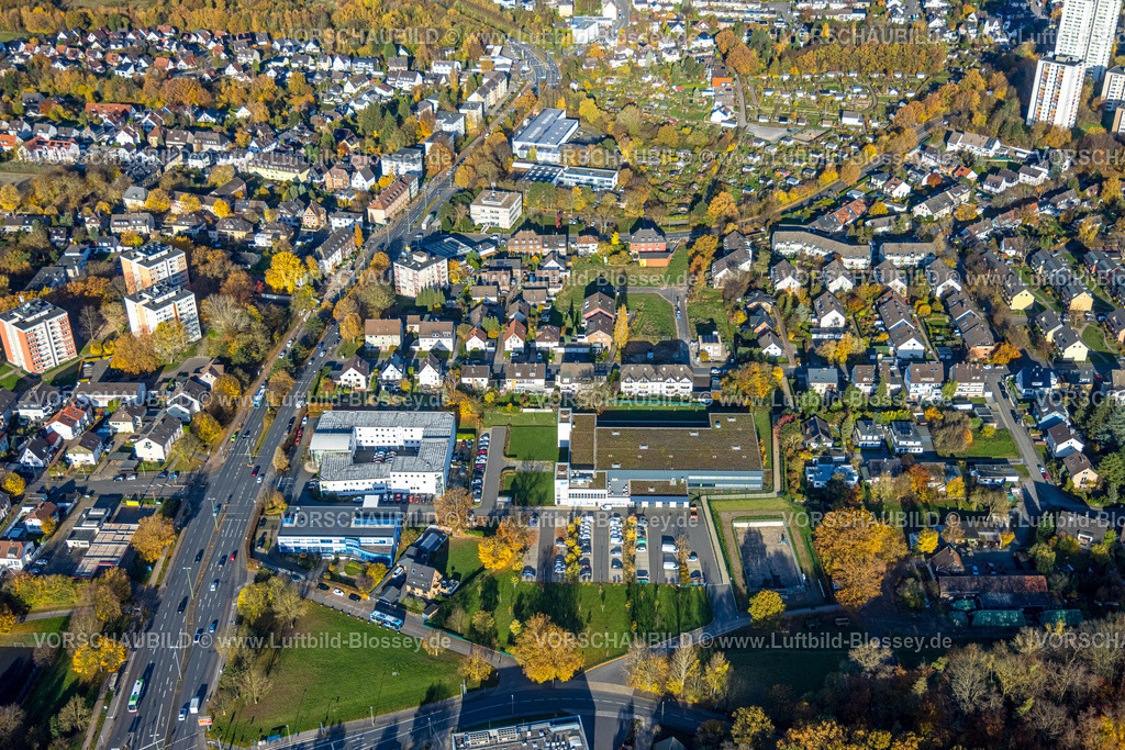 Hagen251103527 | Luftbild, Wohngebiet Reihenhaus Wohnsiedlung an der Buschstraße und Wiesenfläche, Amtsgericht und Sanitätshaus Riepe GmbH mit Erweiterung an der Knippschildstraße, herbstliche Bäume, Boele, Hagen, Ruhrgebiet, Nordrhein-Westfalen, Deutschland