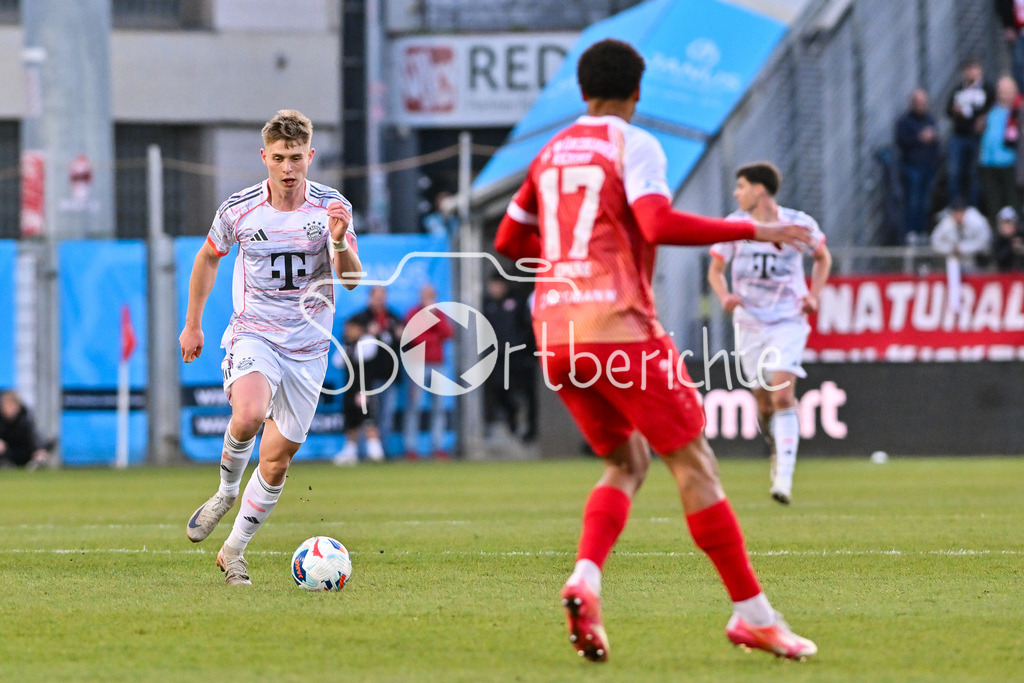 FC Würzburger Kickers - FC Bayern Amateure | WÜRZBURG, DEUTSCHLAND - 10. APRIL: am Ball Anton HEINZ (FC Bayern München II 9) während dem Match zwischen dem FC Würzburger Kickers und den Amateuren des FC Bayern München am 28. Spieltag der Regionalliga Bayern in der AKON Arena