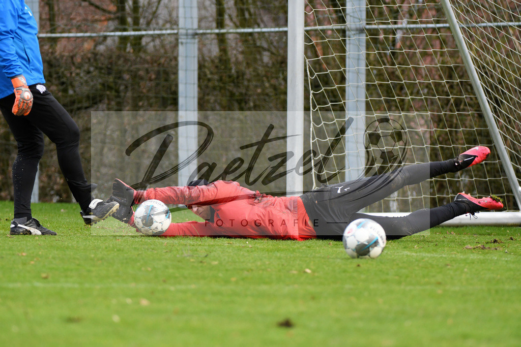 20200225_TRAOSN_0041 | Fussball, Herren: Torhueter Nils Koerber (VfL Osnabrueck) haelt einen Ball, mit einer Parade waehrend der Trainingseinheit des VfL Osnabrueck im Sportpark Illoshoehe am 25.02.2020 in Osnabrueck, Deutschland. - Realisiert mit Pictrs.com