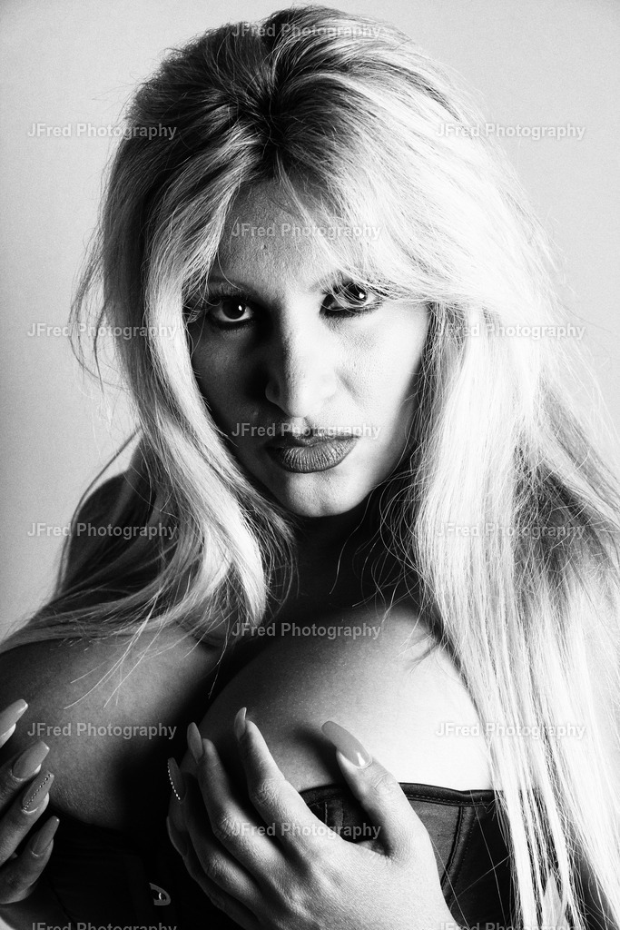 Model Monique | Hochwertige Fotografie Drucke und FineART Prints von Models im Studio oder OnLocation. NudeART Shootings als ästhetische moderne Nude Fotografie. - Realisiert mit Pictrs.com