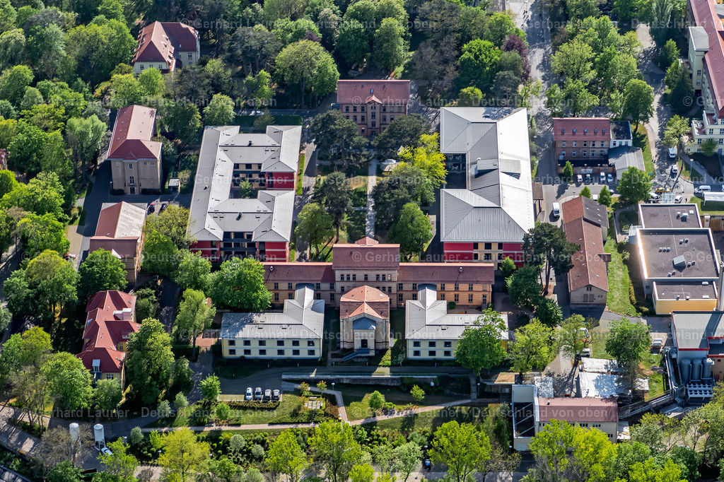 4025829 | ERFURT 06.05.2020 Sicherheitsumzäunung am Gelände der Forensik - Psychiatrie des "Helios Klinikum Erfurt" an der Nordhäuser Straße im Ortsteil Andreasvorstadt in Erfurt im Bundesland Thüringen, Deutschland. Weiterführende Informationen bei: HELIOS Kliniken GmbH. // Security fencing on the grounds of forensics - psychiatry of "Helios Klinikum Erfurt" on Nordhaeuser Strasse in the district Andreasvorstadt in Erfurt in the state Thuringia, Germany. Further information at: HELIOS Kliniken GmbH. Foto: Gerhard Launer