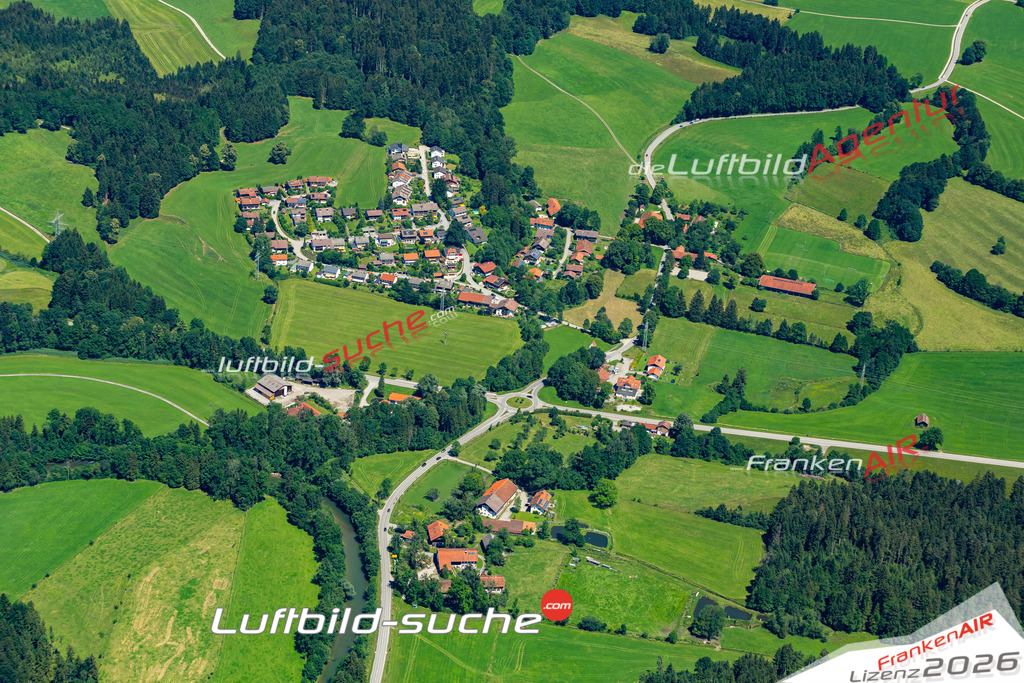 Die Luftaufnahme Langau - Bad Heilbrunn wurde 2022 vom Flugzeug aus (keine Drohne) erstellt. Hohe Auflösung -für große Poster und Wandbilder geeignet - Garantiert!