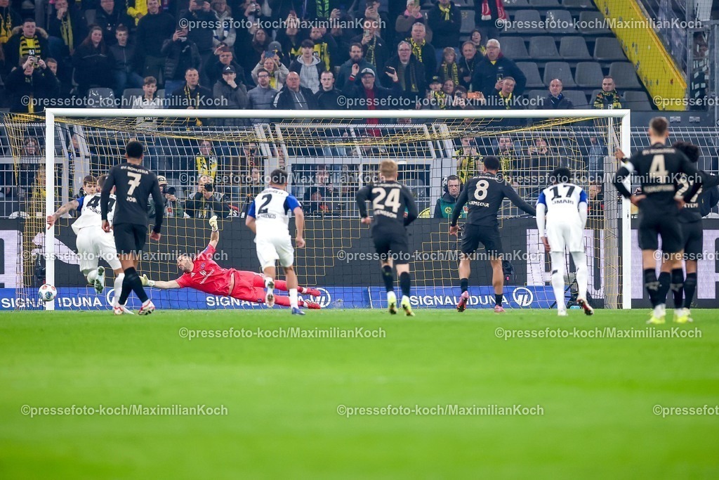 BVB21032601044 | 21.03.2026, Fußball, Borussia Dortmund - Hamburger SV, 1. Fußball Bundesliga, 27. Spieltag, Signal Iduna Park, Saison 2025 2026: Felix Nmecha&nbsp;(BVB #08) verschießt den Elfmeter vorbei am Tor von Daniel Heuer Fernandes&nbsp; (HSV #01)  DFB regulations prohibit any use of photographs as image sequences and or quasi-video.