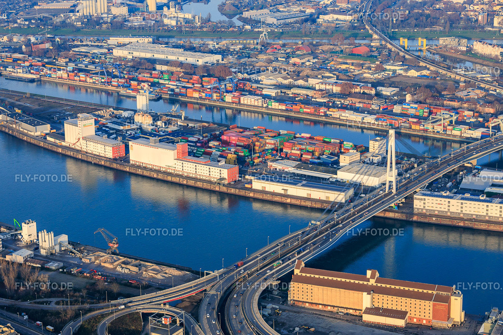 Landzunge zwischen Rhein und Mühlauhafen unter der Kurt-Schuhmacher-Brücke | Luftbild: Landzunge zwischen Rhein und Mühlauhafen unter der Kurt-Schuhmacher-Brücke im Ortsteil Innenstadt in Mannheim im Bundesland Baden-Württemberg in Deutschland. Foto: IMG_152030.jpg vom 12.12.2025 durch Werner Riehm/FLY-FOTO.de - Realisiert mit Pictrs.com