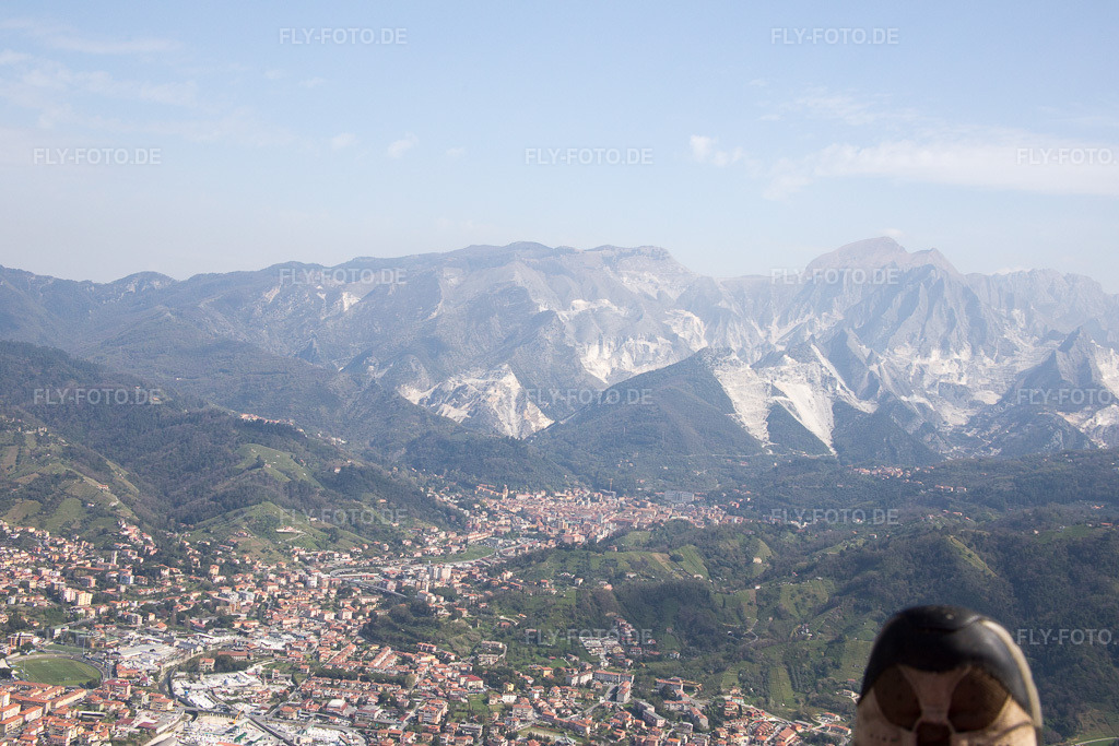 Luftbild: Ortsansicht in Carrara im Bundesland Massa-Carrara in Italien. – Foto: IMG_087170.jpg vom 04.04.2016 durch Werner Riehm/FLY-FOTO.de – Auflösung des Originals: 5472 x 3648 px