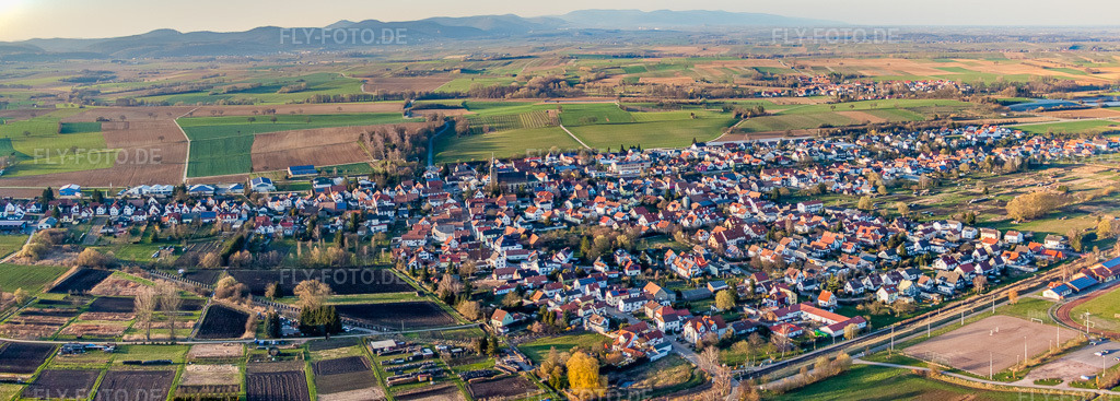 Luftbild: Panorama der Dorfansicht im Viehstrich aus Südosten in Steinfeld im Bundesland Rheinland-Pfalz in Deutschland. Foto: IMG_38803-Bearbeitet.jpg vom 20.03.2011 durch Werner Riehm/FLY-FOTO.deAuflösung des Originals: 8358 x 2993 px