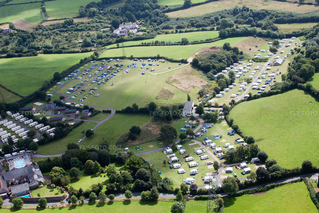 Aerial view: View of the town in Totnes in the state England, Great Britain. – Photo: IMG_19776.jpg taken on 07/25/2009 by Werner Riehm/FLY-FOTO.com – Resolution of the original: 4752 x 3168 px