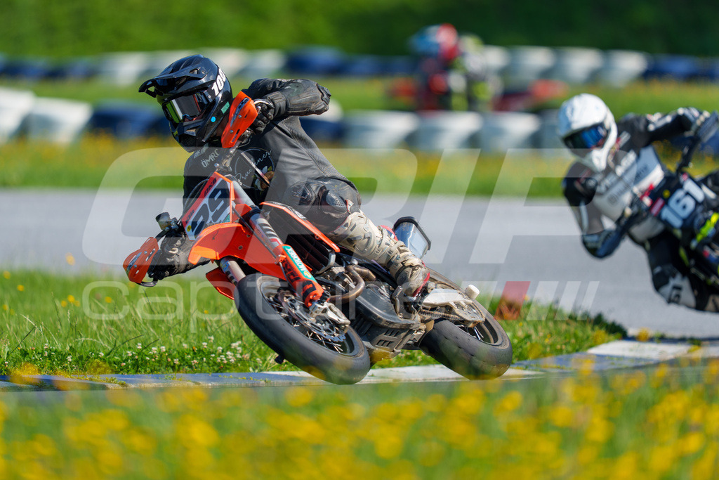 SuperMoto_Staatsmeisterschaft_Greinbach_111 | GRIPcapture steht für authentische Sportfotografie in Österreich – für Momente, die mehr sind als Geschwindigkeit oder Ergebnis. Es geht um Emotion, Spannung, Fokus und den Augenblick, der oft nur einen Wimpernschlag dauert.Ob Motorsport, Teamsport oder 